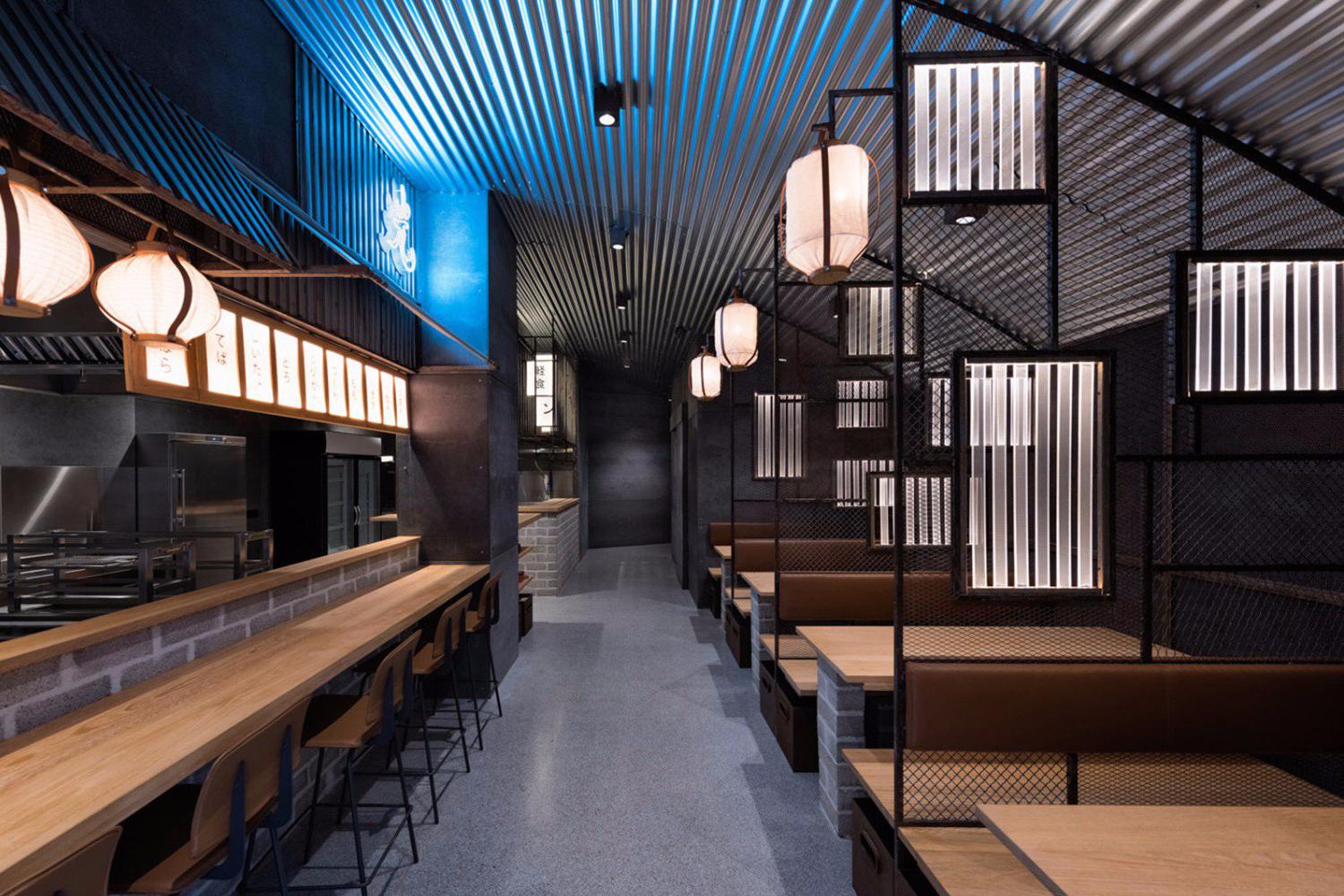 西班牙Hikari烧鸟餐吧，营造东京街头景象